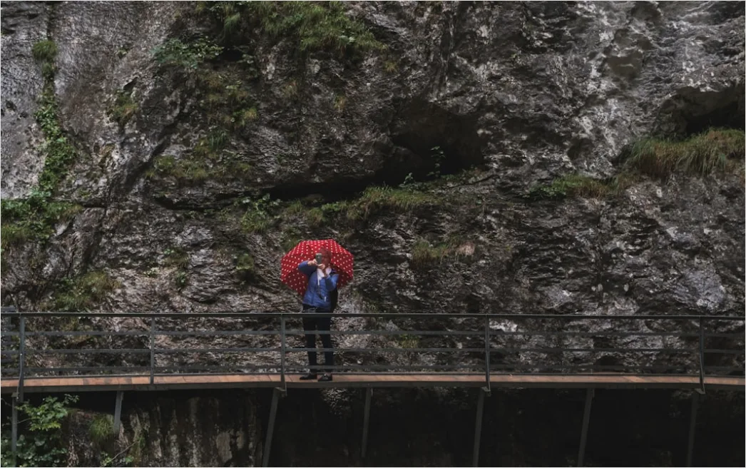 Detail Reisende Mit Regenponcho Sightseeing Im Regen Number 19