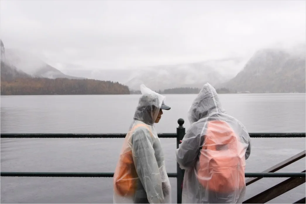 Detail Reisende Mit Regenponcho Sightseeing Im Regen Number 3