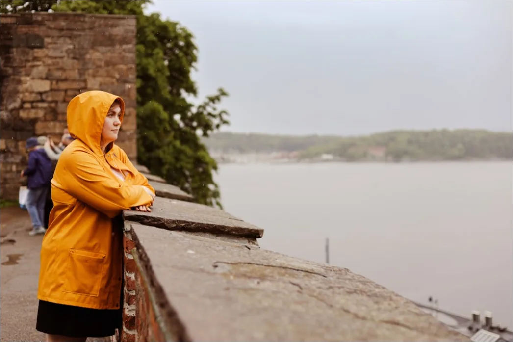 Detail Reisende Mit Regenponcho Sightseeing Im Regen Number 5