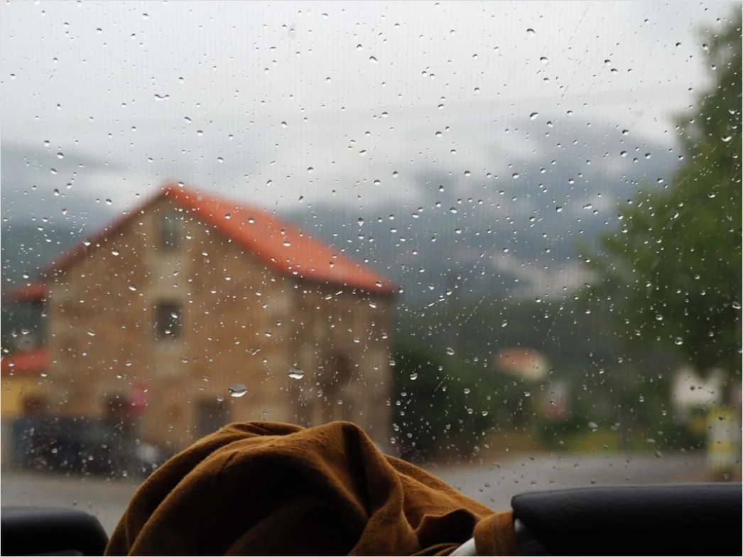 Detail Reisende Mit Regenponcho Sightseeing Im Regen Number 8