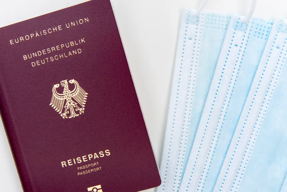 Reisepass Und Boardingpass Auf Holztisch Flat Lay F1fa