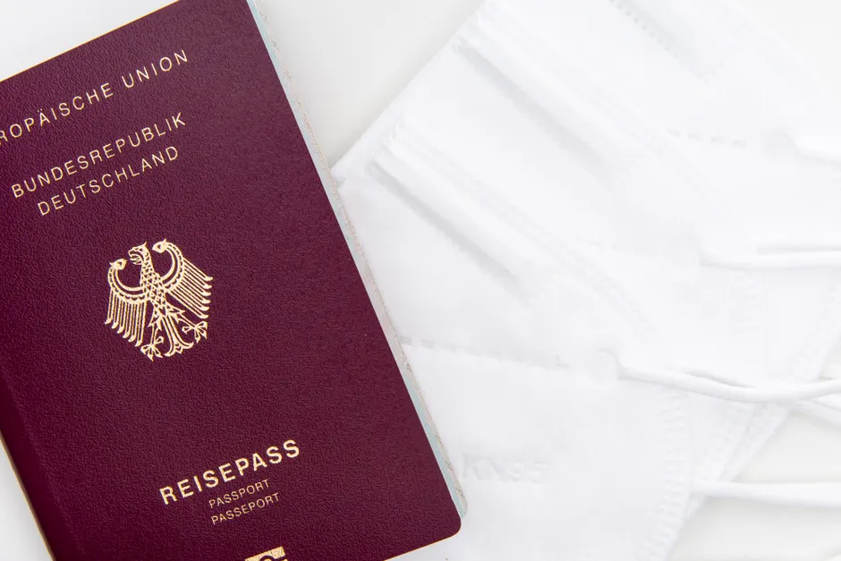 Detail Reisepass Und Boardingpass Auf Holztisch Flat Lay Number 2