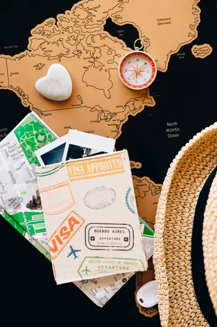 Detail Reisepass Und Boardingpass Auf Holztisch Flat Lay Number 11