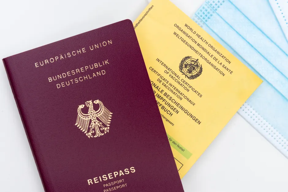 Detail Reisepass Und Boardingpass Auf Holztisch Flat Lay Number 12