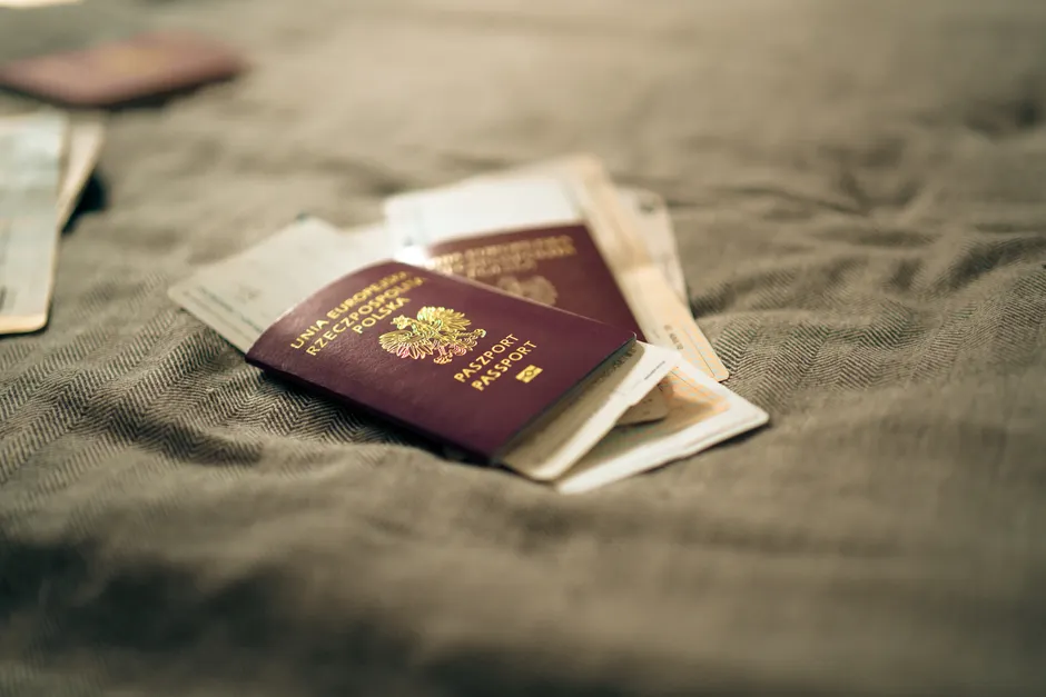 Detail Reisepass Und Boardingpass Auf Holztisch Flat Lay Number 14