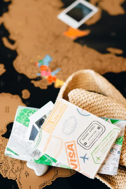 Detail Reisepass Und Boardingpass Auf Holztisch Flat Lay Number 15