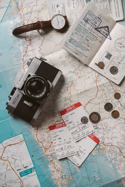 Detail Reisepass Und Boardingpass Auf Holztisch Flat Lay Number 16