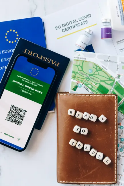 Detail Reisepass Und Boardingpass Auf Holztisch Flat Lay Number 18