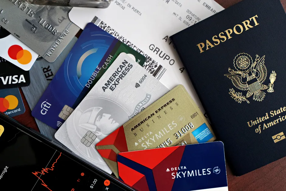 Detail Reisepass Und Boardingpass Auf Holztisch Flat Lay Number 19