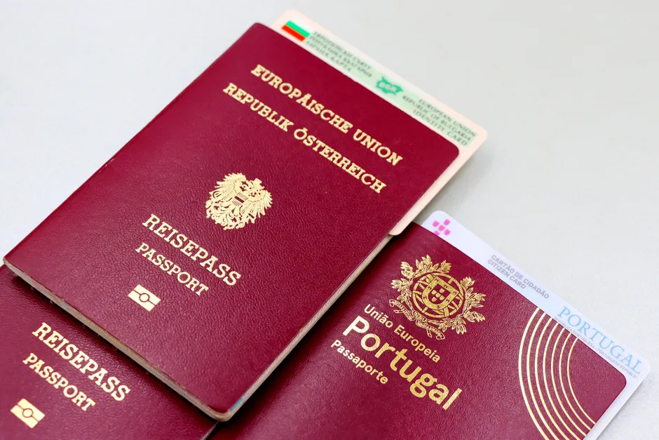 Detail Reisepass Und Boardingpass Auf Holztisch Flat Lay Number 3