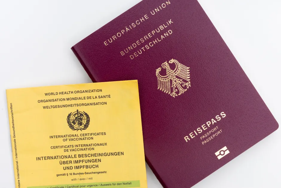 Detail Reisepass Und Boardingpass Auf Holztisch Flat Lay Number 4