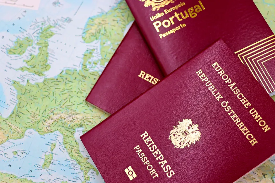 Detail Reisepass Und Boardingpass Auf Holztisch Flat Lay Number 5