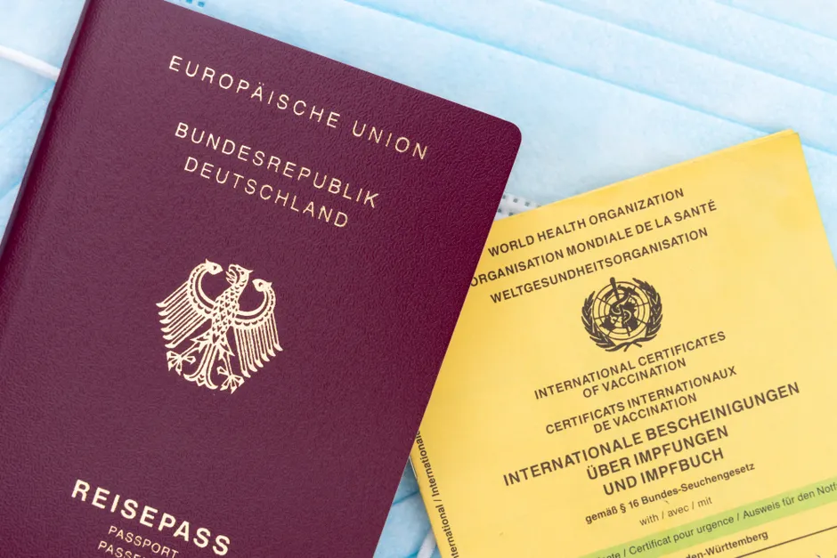 Detail Reisepass Und Boardingpass Auf Holztisch Flat Lay Number 6