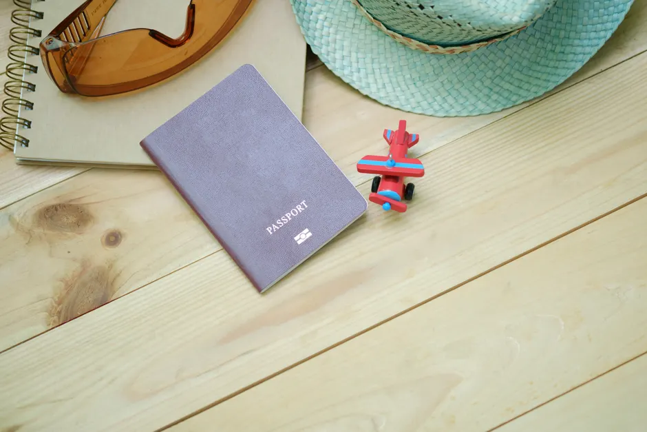 Detail Reisepass Und Boardingpass Auf Holztisch Flat Lay Number 7
