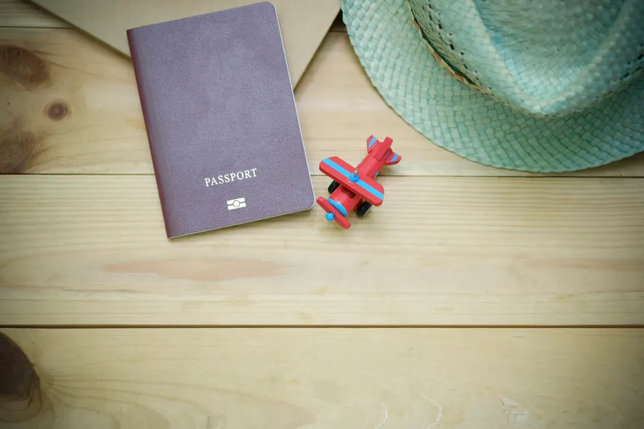 Detail Reisepass Und Boardingpass Auf Holztisch Flat Lay Number 8