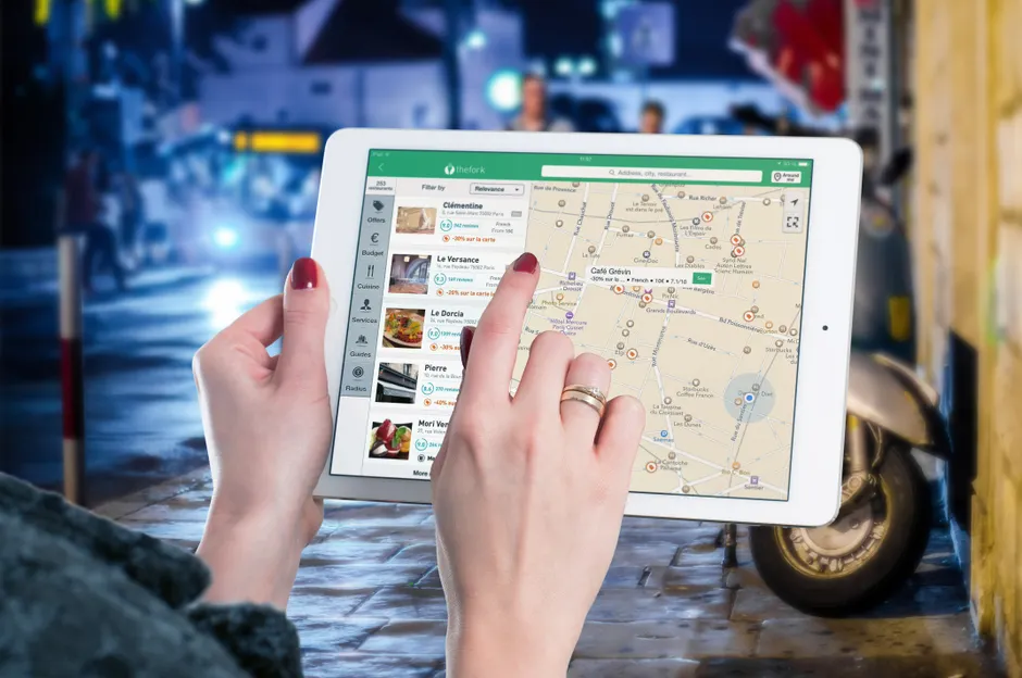 Reiseroute Auf Tablet Mit Kartenapp Nahaufnahme D576