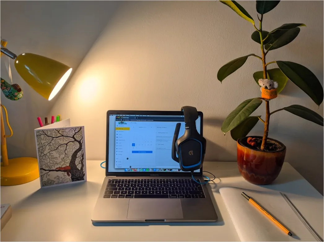 Remote Work Setup Mit Headset Und Notebook Zuhause Foto Efa1