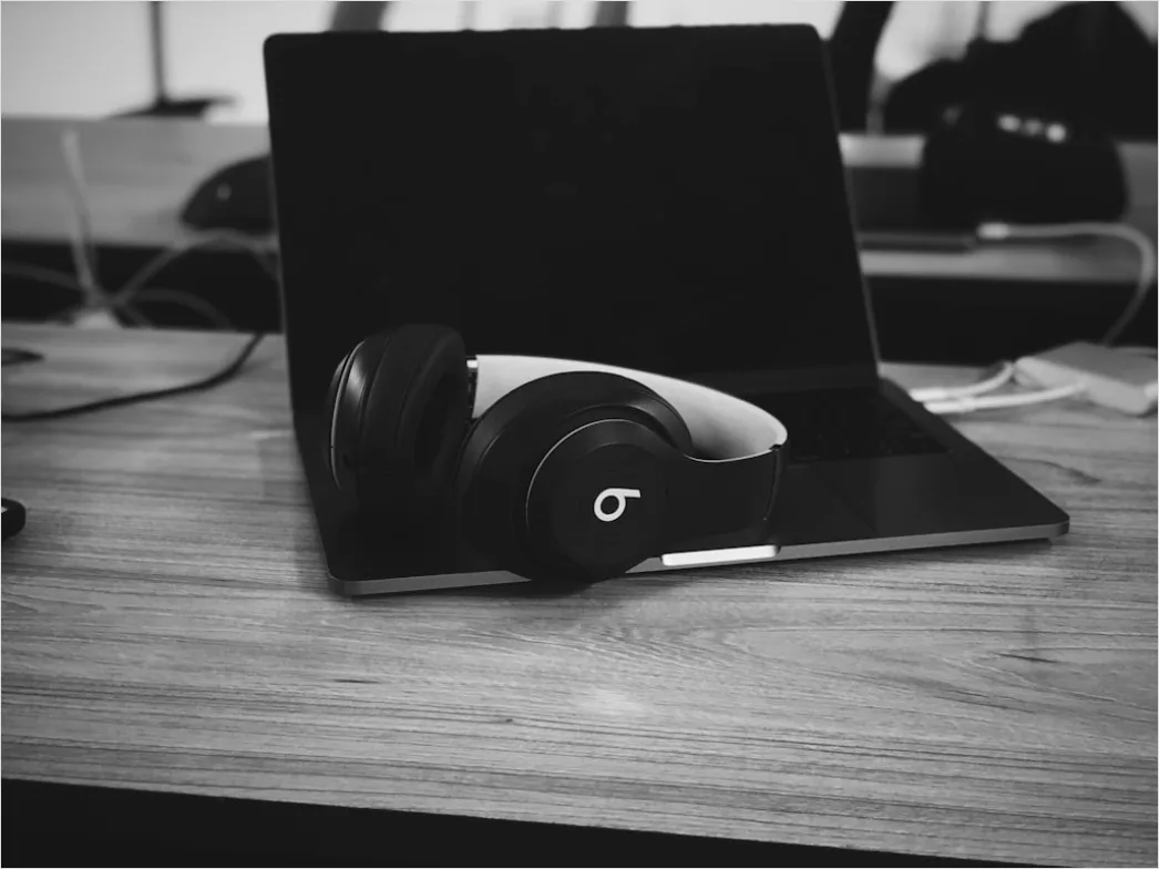 Detail Remote Work Setup Mit Headset Und Notebook Zuhause Foto Number 2