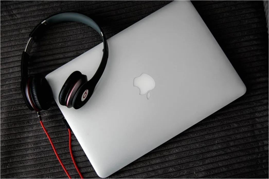 Detail Remote Work Setup Mit Headset Und Notebook Zuhause Foto Number 12