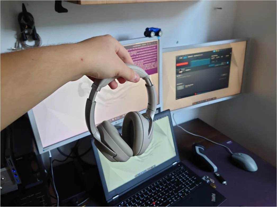 Detail Remote Work Setup Mit Headset Und Notebook Zuhause Foto Number 13