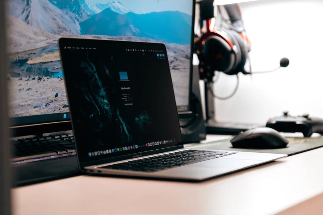 Detail Remote Work Setup Mit Headset Und Notebook Zuhause Foto Number 14