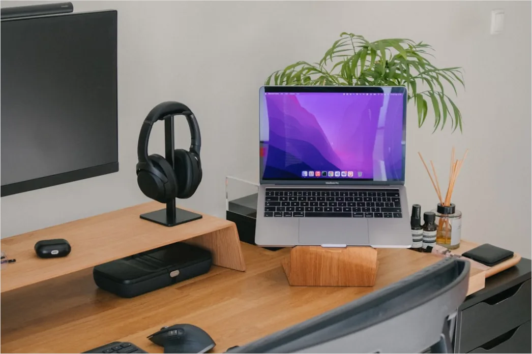 Detail Remote Work Setup Mit Headset Und Notebook Zuhause Foto Number 16