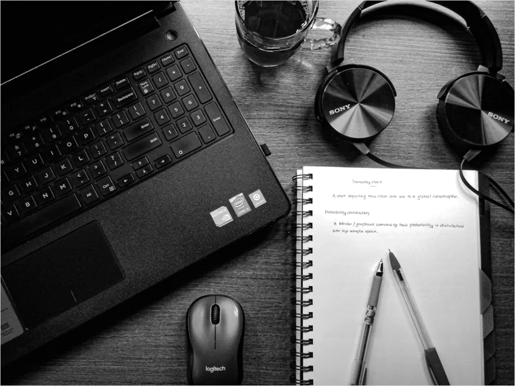 Detail Remote Work Setup Mit Headset Und Notebook Zuhause Foto Number 17