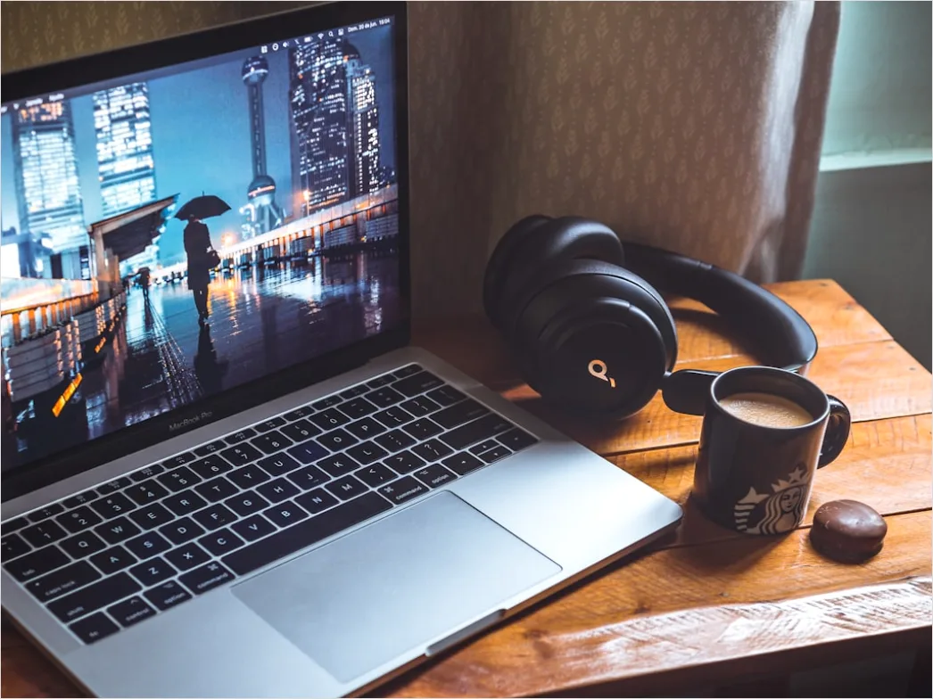 Detail Remote Work Setup Mit Headset Und Notebook Zuhause Foto Number 18