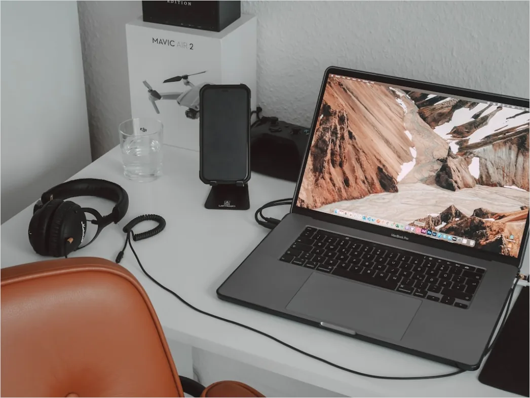 Detail Remote Work Setup Mit Headset Und Notebook Zuhause Foto Number 19