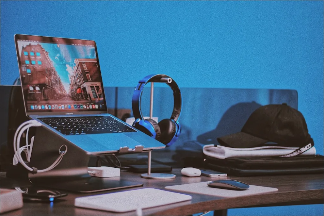 Detail Remote Work Setup Mit Headset Und Notebook Zuhause Foto Number 3