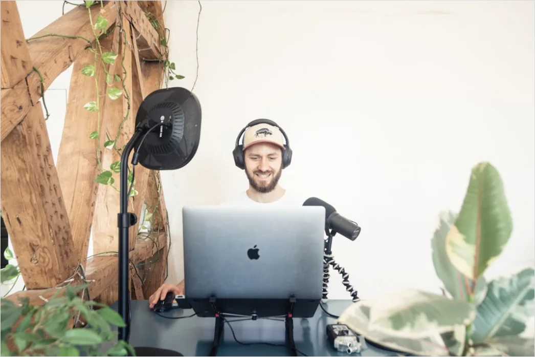 Detail Remote Work Setup Mit Headset Und Notebook Zuhause Foto Number 6