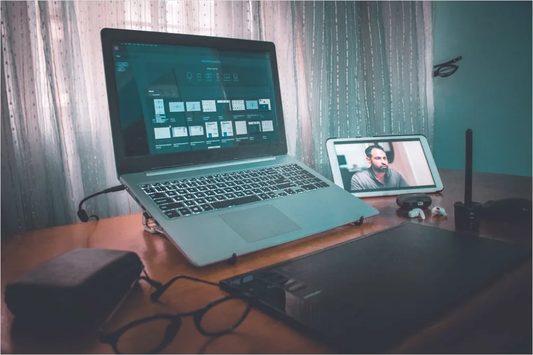 Detail Remote Work Setup Mit Headset Und Notebook Zuhause Foto Number 7
