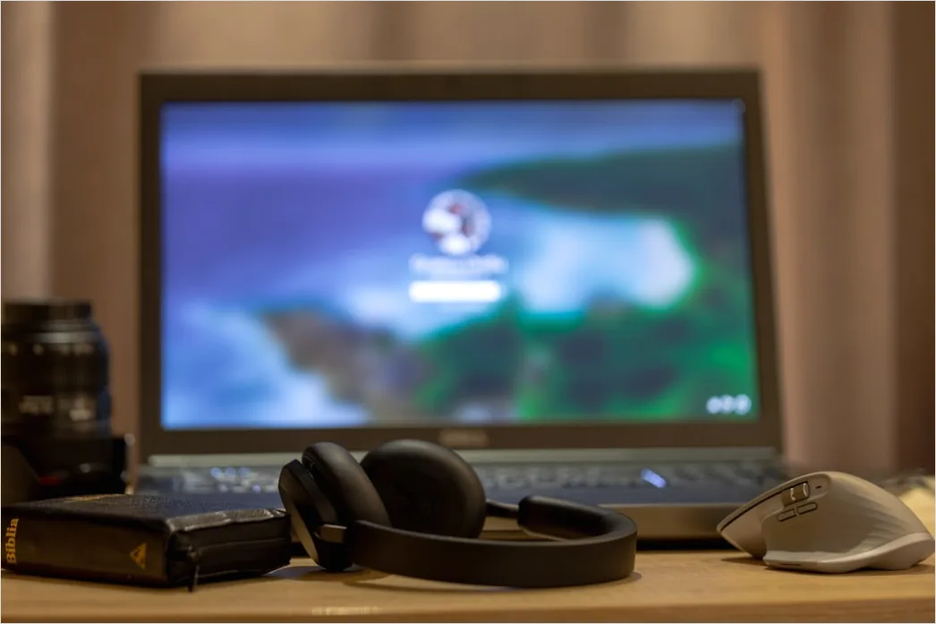 Detail Remote Work Setup Mit Headset Und Notebook Zuhause Foto Number 8