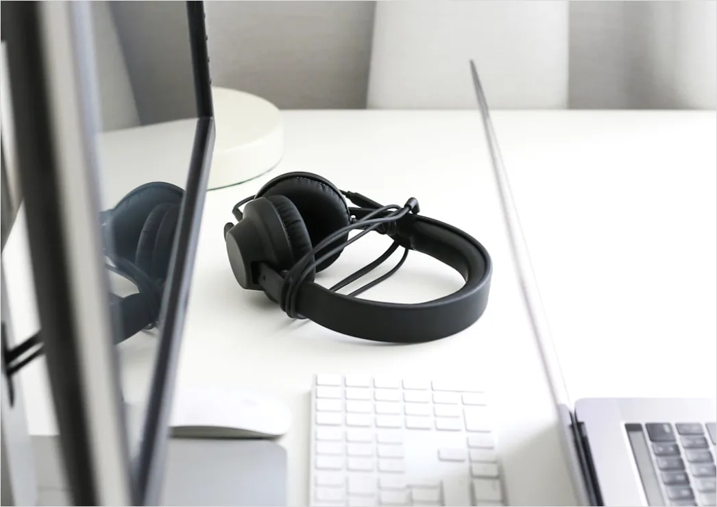 Detail Remote Work Setup Mit Headset Und Notebook Zuhause Foto Number 9