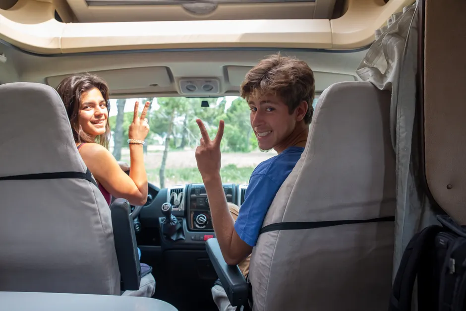 Roadtrip Familie Im Auto Rueckbank Perspektive F9de