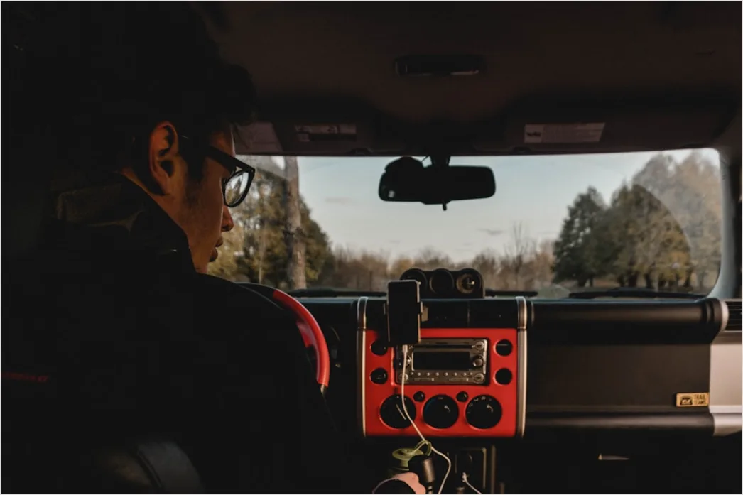Roadtrip Soundtrack Kopfhoerer Und Smartphone Im Auto 60e4