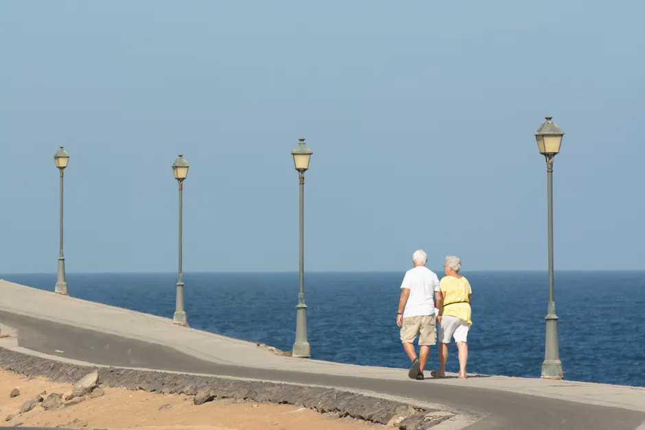 Senioren Reisen Paar Auf Promenade Am Meer 17c6