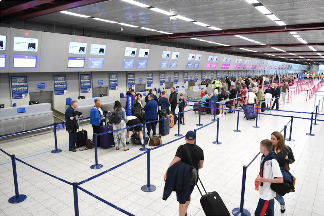 Sicherheitskontrolle Flughafen Koffer Auf Band Perspektive 5ba7