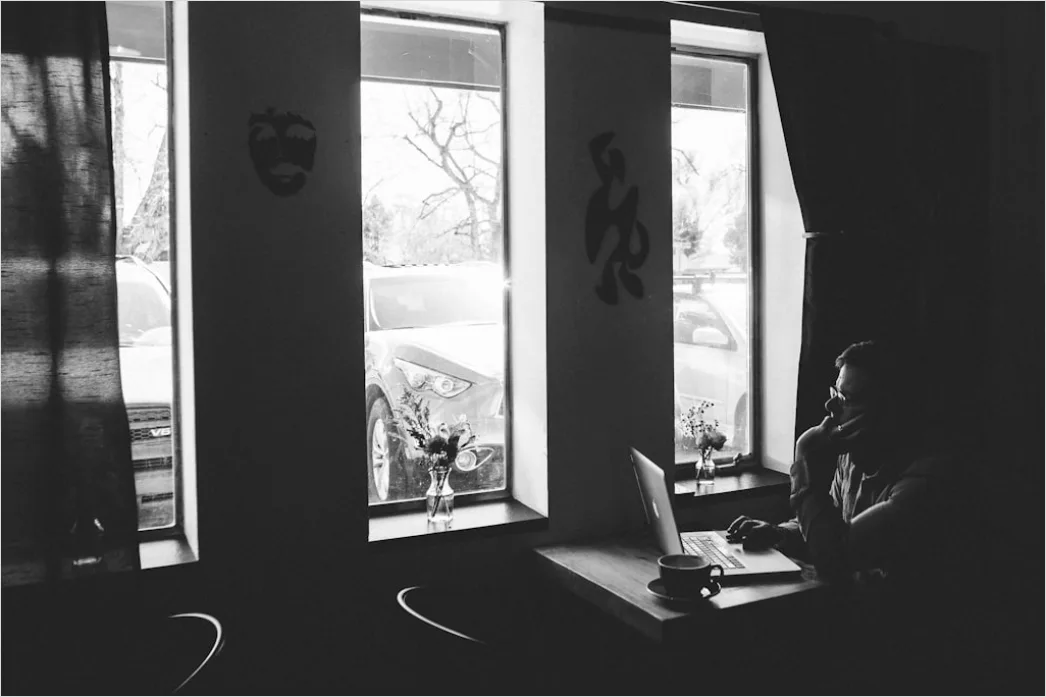 Detail Sitzplatz Am Fenster Laptop Arbeiten Unterwegs Number 12