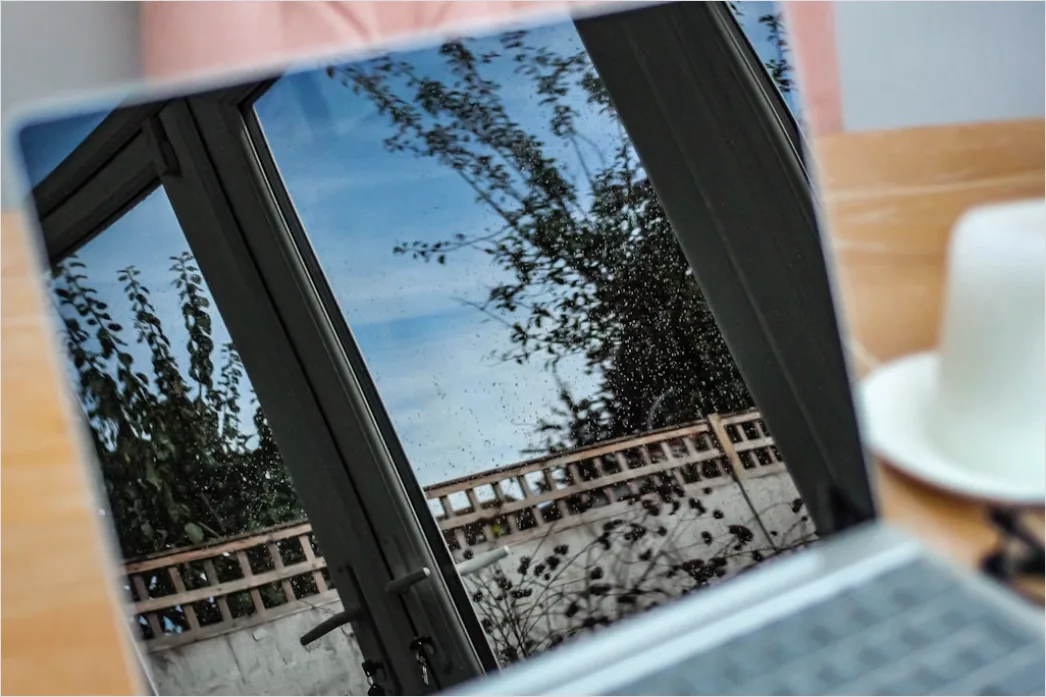 Detail Sitzplatz Am Fenster Laptop Arbeiten Unterwegs Number 14