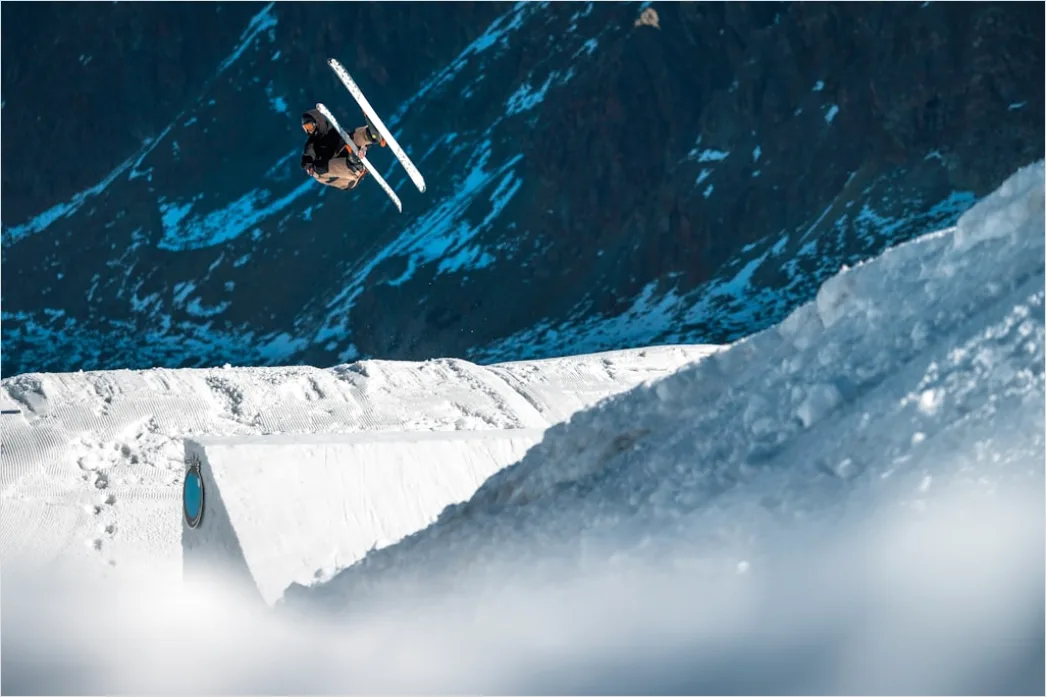Detail Snowboard Sprung Im Snowpark Action Number 2