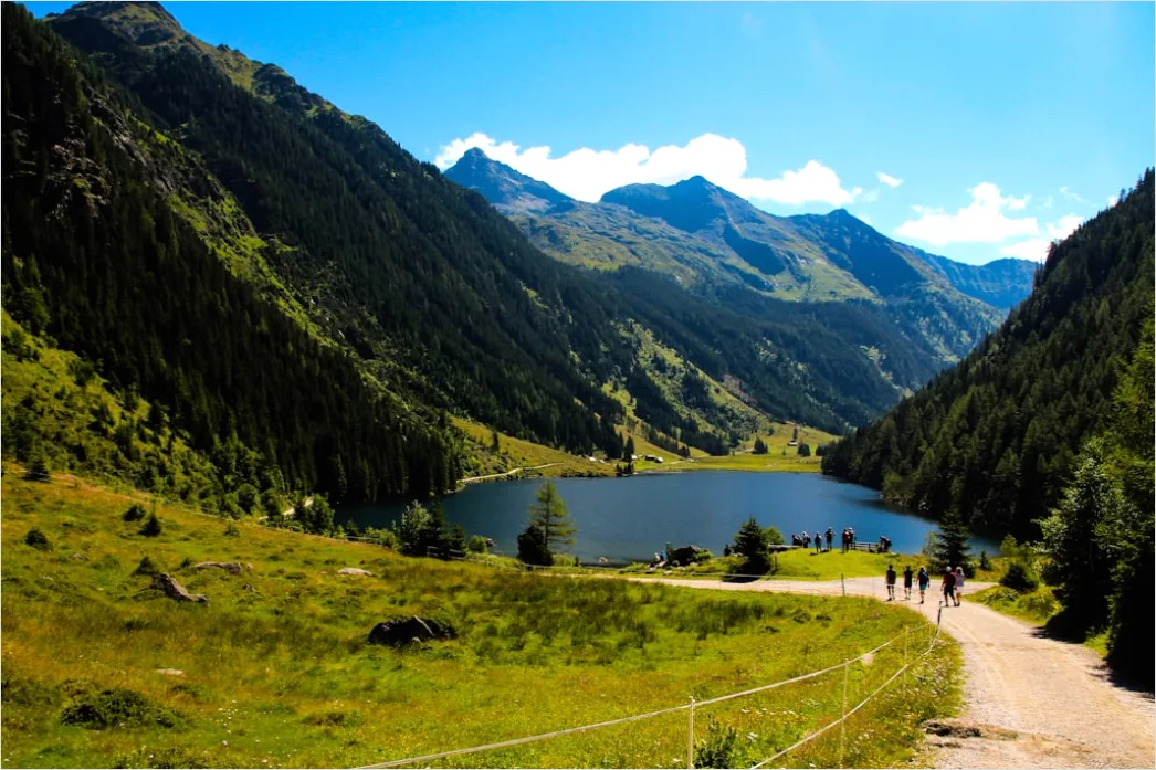 Solo Travel Silhouette Vor Bergsee Morgens 8ac7