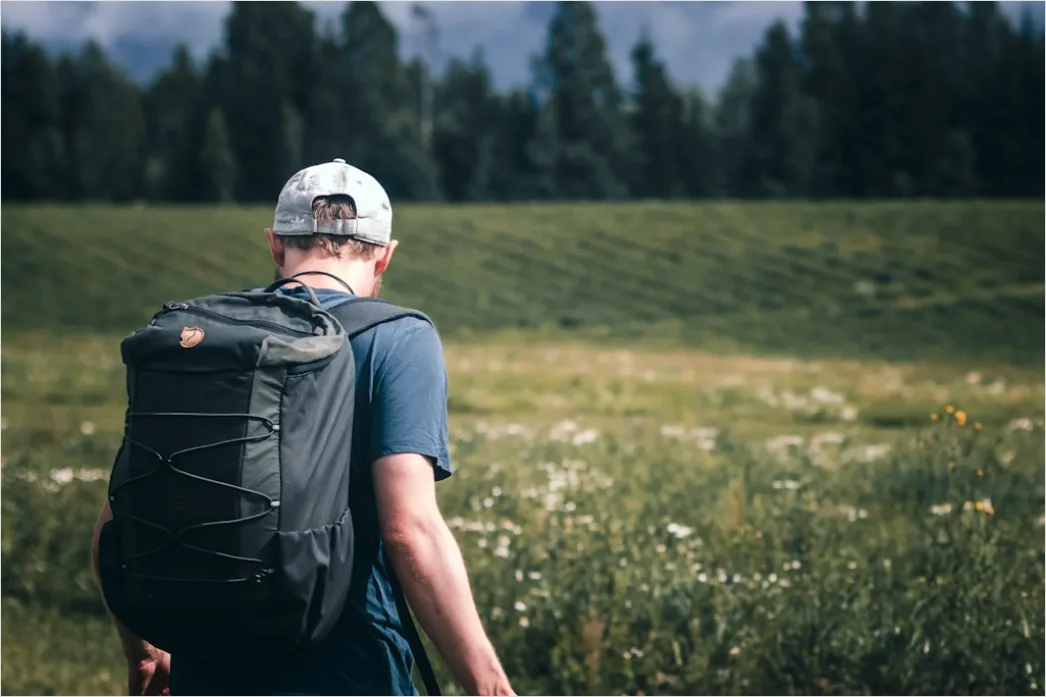 Detail Solo Traveler Mit Rucksack Am Bahnsteig Number 11