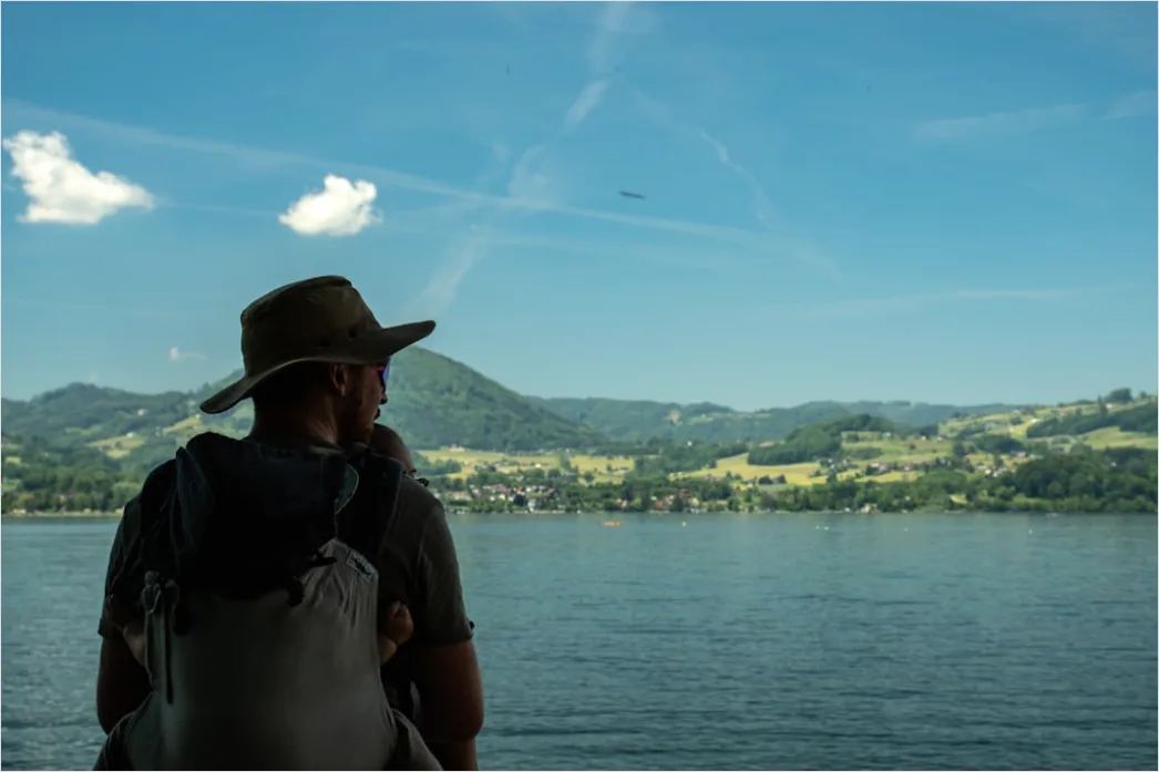 Detail Solo Traveler Mit Rucksack Am Bahnsteig Number 12