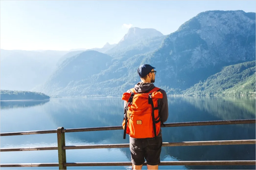 Detail Solo Traveler Mit Rucksack Am Bahnsteig Number 14