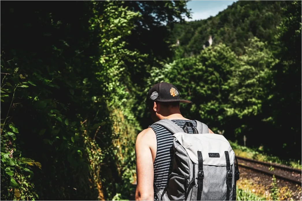 Detail Solo Traveler Mit Rucksack Am Bahnsteig Number 15
