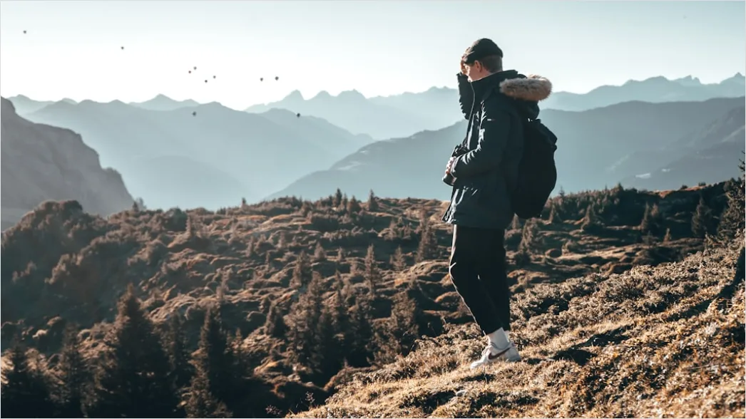 Detail Solo Traveler Mit Rucksack Am Bahnsteig Number 20