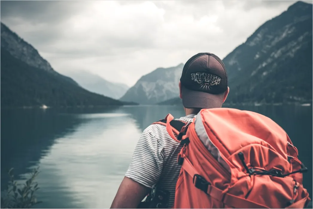 Detail Solo Traveler Mit Rucksack Am Bahnsteig Number 5