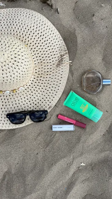 Detail Sonnencreme Hut Und Sonnenbrille Strandurlaub Flat Lay Number 11