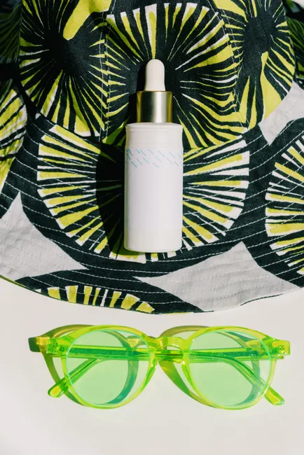 Detail Sonnencreme Hut Und Sonnenbrille Strandurlaub Flat Lay Number 13